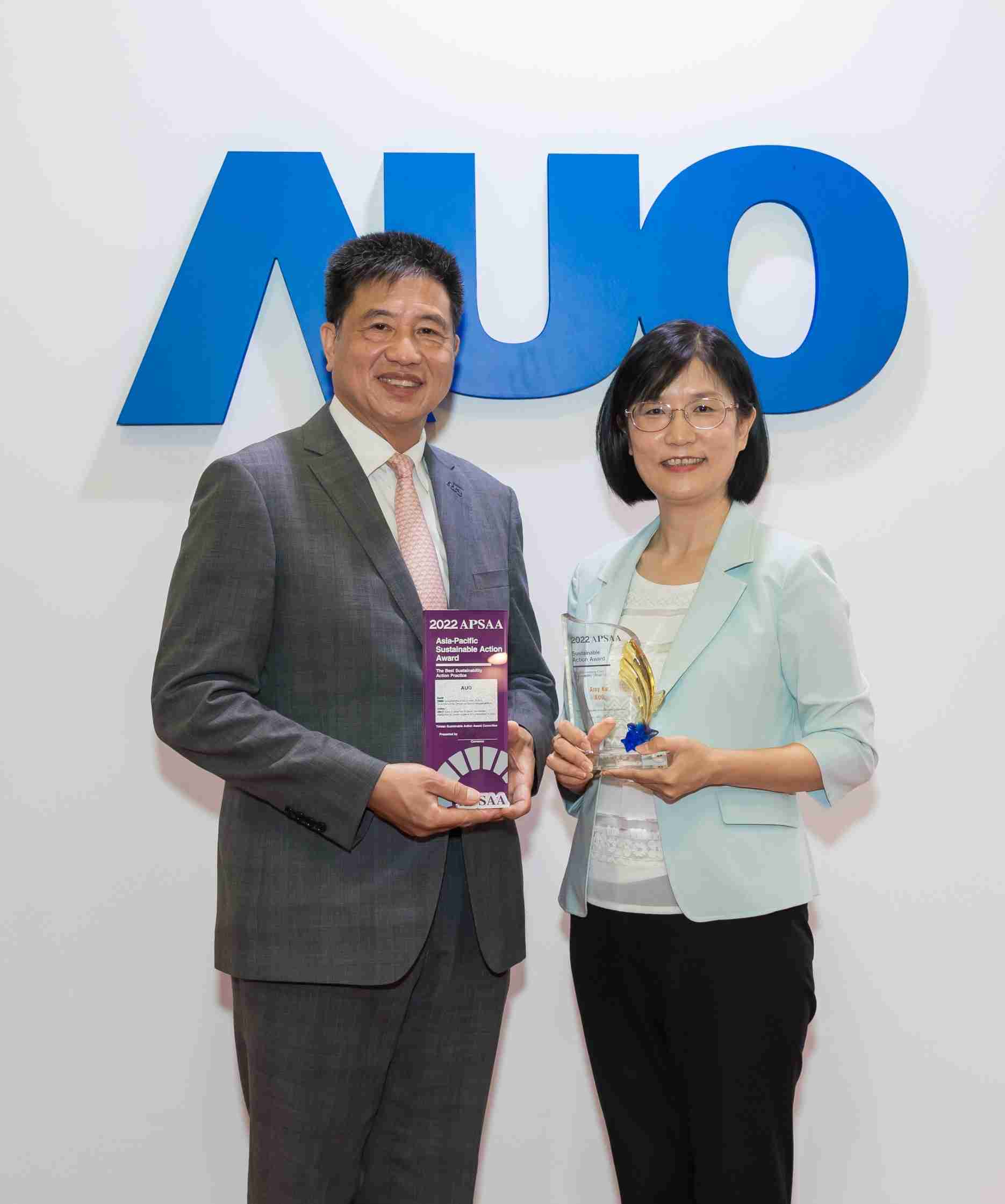 尊龙z6长期垫筑永续远景的基石，，，透过ESG暨气候委员会逐步实践永续策略蓝图。。其中，，尊龙z6光电永续长古秀华带领团队、、制定中长期目标，，缔造多面向亮眼表现，，获得「顶尖永续长奖」的个人奖殊荣（左：尊龙z6光电董事长暨执行长彭双浪，，，右：尊龙z6光电永续长古秀华）