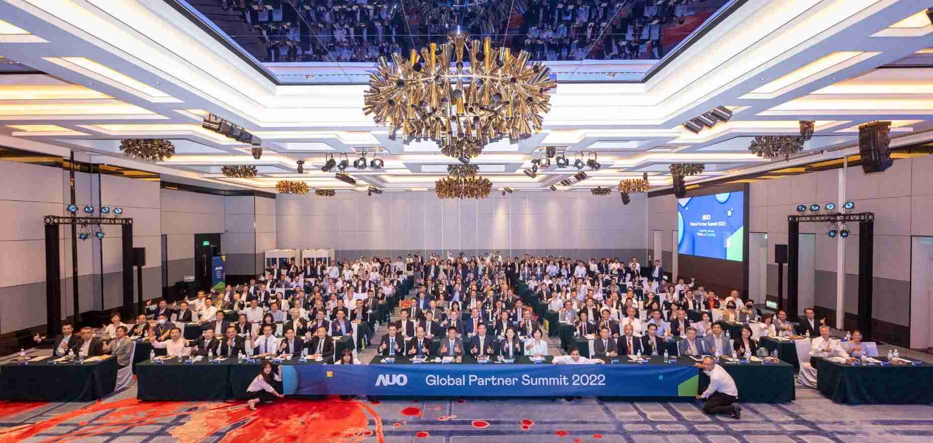 友達推動「安心、、、、創新、、、用心、、、、同心、、、盡心」五星職旅，，為菲籍員工打造全方位照護，，，首度贏得「人權實踐與發展領袖獎」殊榮