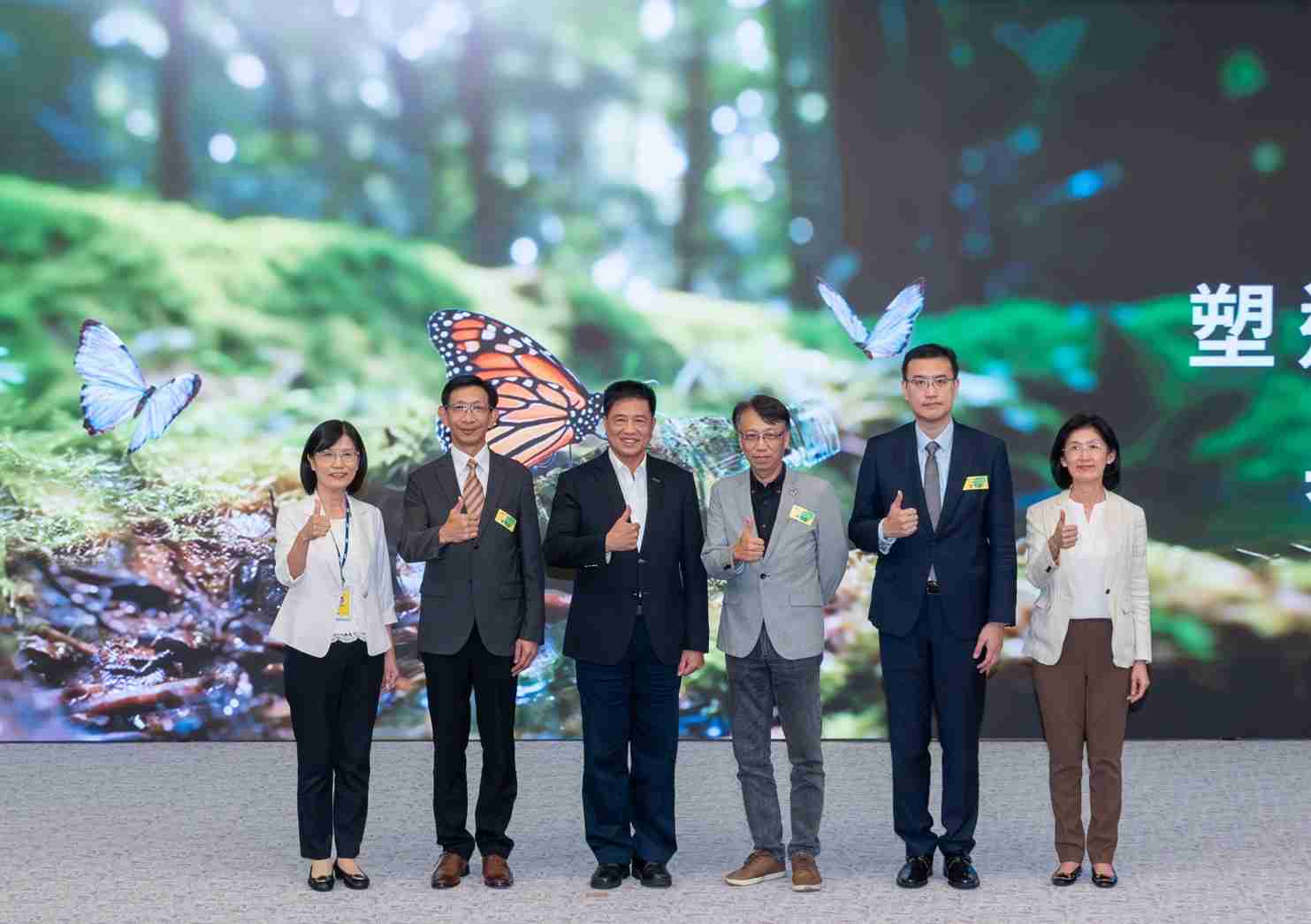 友達2023 CSR共榮大會，，，邀請領域專家分享交流生物多樣性管理趨勢、、、、無塑產品、、、、海廢永續塑料等議題  （圖左到右：友達光電永續長古秀華、、、、3M台灣技術長陳君杰、、友達光電董事長暨集團策略長彭双浪、、光寶科技企業永續發展處處長陳慶暉、、、安永聯合會計師事務所執業會計師曾于哲、、、、友達光電供應鏈總部副總經理吳宜芳）