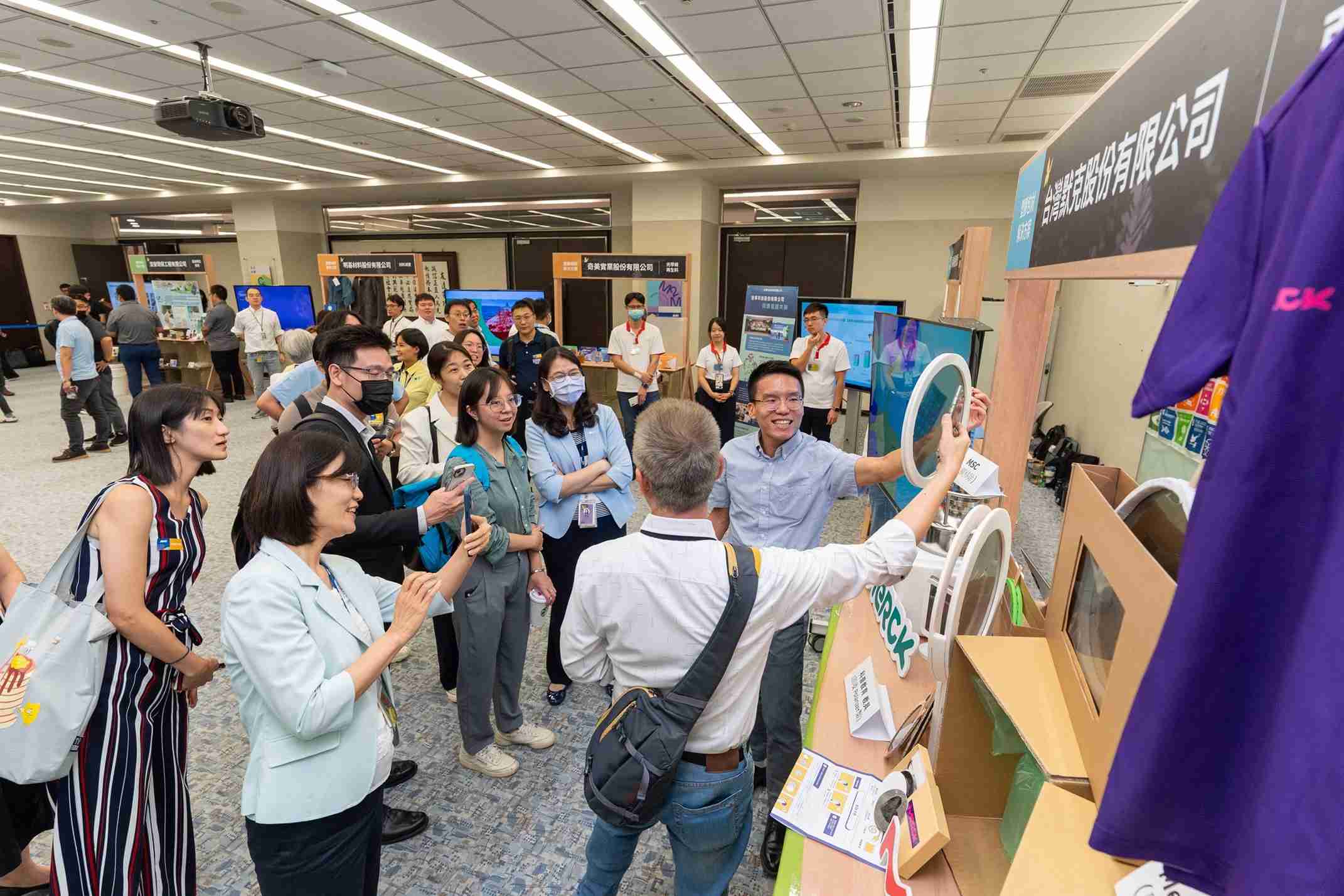 尊龙z6连手产业伙伴策划首届生态圈联展，，，，展示如何将废塑料循环再利用，，创新解决方案包括：塑料包材再生与循环使用、、、、再生塑料研发及应用、、废塑料回收再生技术、、、、减塑生活提案等