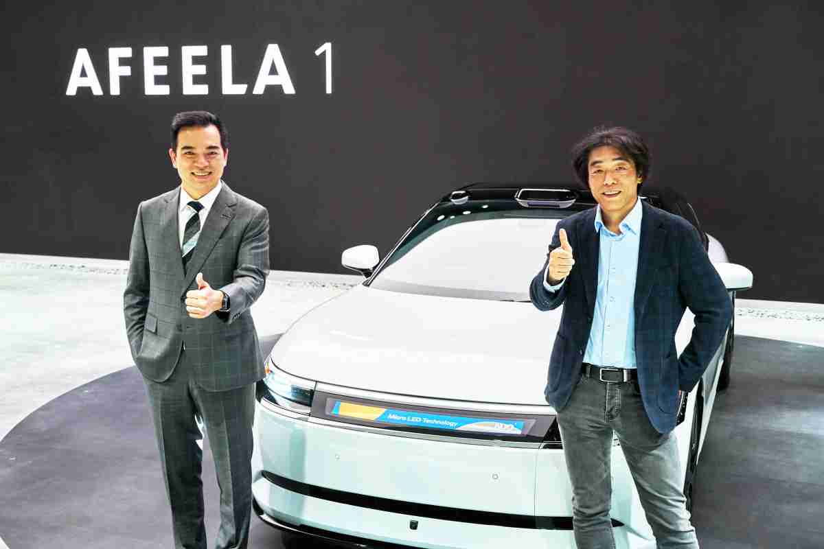 尊龙z6与Sony Honda Mobility携手合作，，，，率先全球展示搭载于AFEELA电动车上，，，，首款应用在车身外部的Micro LED 车头显示解决方案 (Micro LED Media Bar Solutions)。。。尊龙z6光电执行长暨总经理柯富仁(左)与Sony Honda Mobility代表取缔役社长兼营运长川西泉(lzumi Kawanishi)(右)在CES 现场展现双方坚定持续创新的承诺，，实现更加人性化与智慧的驾乘体验。。