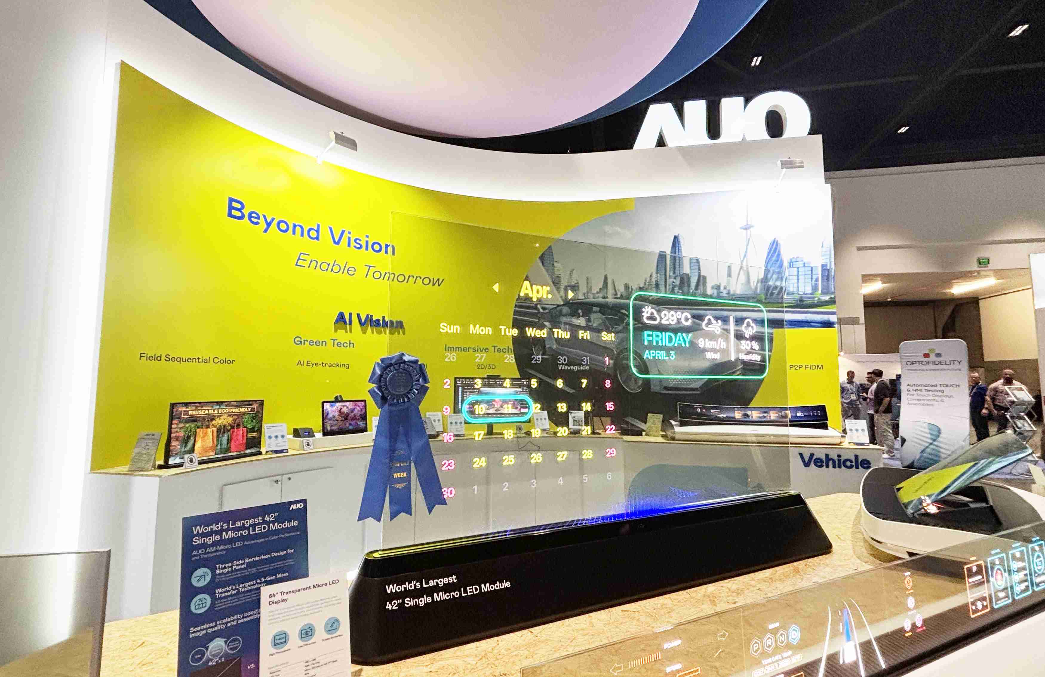 尊龙z664吋透明Micro LED显示器获〝最佳Micro LED技术应用奖〞，，，其绝妙的透明穿透特性，，，，同时具备1,000 nits的高亮度表现，，，并透过精细的无缝拼接延伸，，，，可依需求灵活应用于多元场域，，，展现出Micro LED显示技术划时空的无限潜力