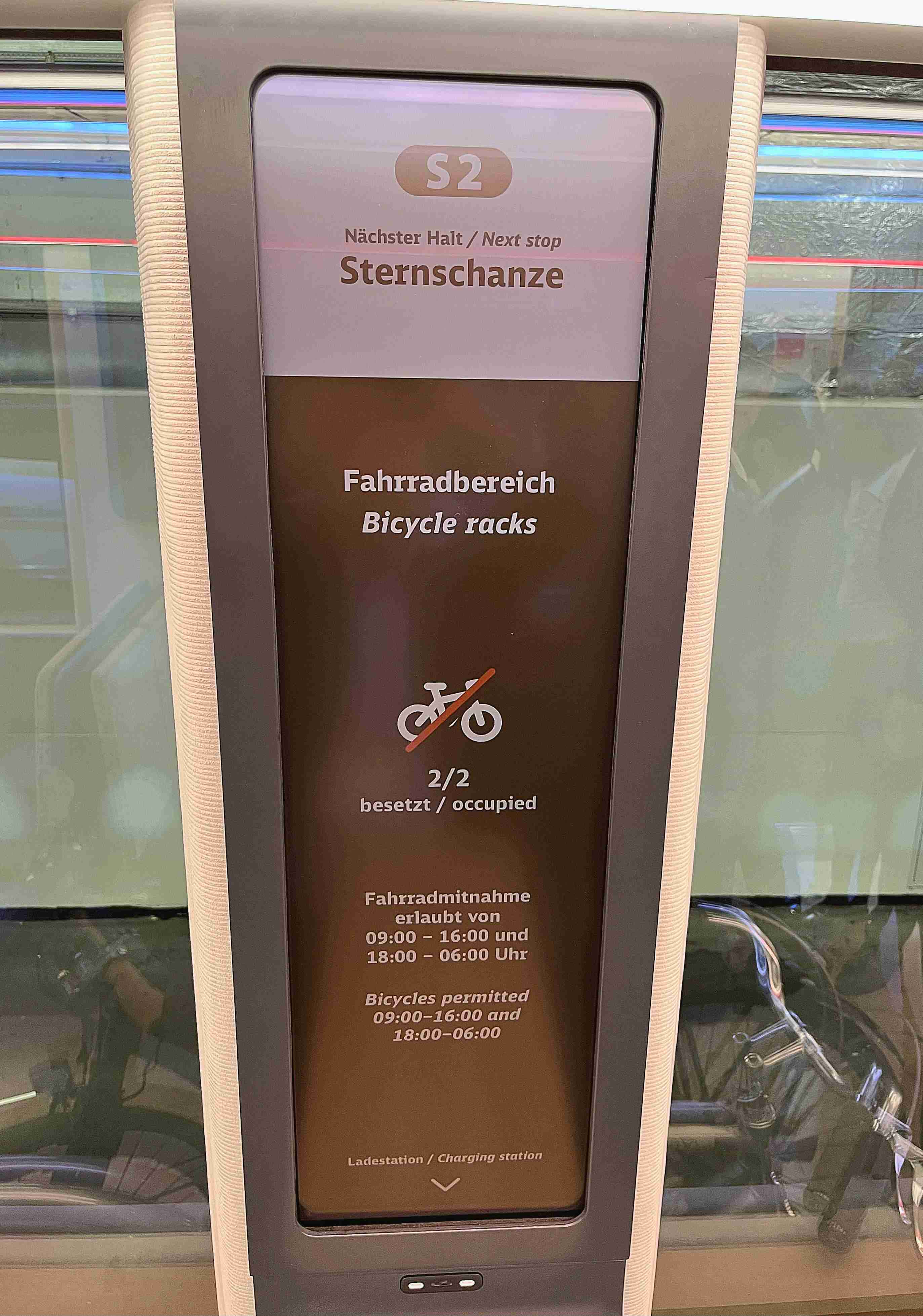 达擎HiRaso显示技术采用胆固醇液晶独特的双稳态特性及反射环境光线的方式，，，，发挥最佳能源运用效率，，，其仅在更换显示画面时才消耗电力，，，在持续静止的画面显示上则为零耗电，，，与传统液晶显示技术相比大幅节省90%能耗